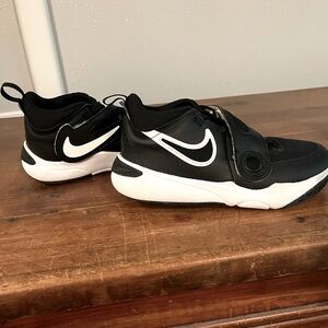 Boys Nike basketball/tennis shoes
